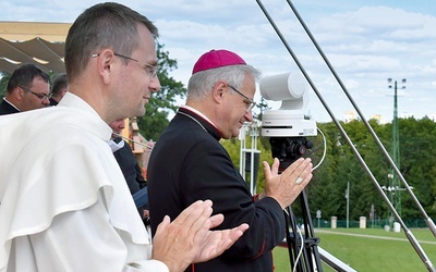 Biskup z o. Piotrem Gałdynem na wałach.