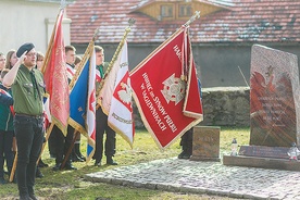 W asyście pocztów sztandarowych złożono kwiaty pod pomnikiem kresowian.