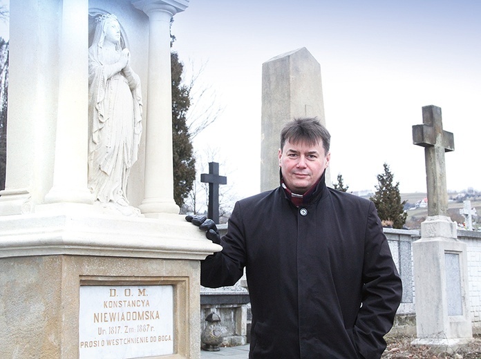 Robert Kowalski mieszka w łososińskiej parafii od 2020 roku. Poznawanie jej dziejów zaczął na miejscowym cmentarzu.