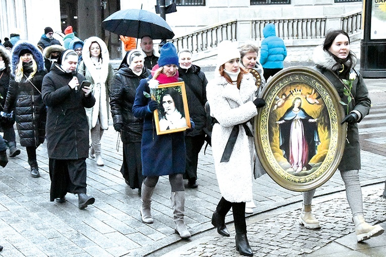 Na zakończenie modlitwy można ucałować relikwie św. Tereski, a kwiaty zostawić Matce Bożej.