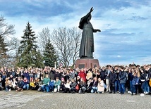 Abiturienci odprawili Drogę Krzyżową na wałach jasnogórskich i wysłuchali konferencji Dobromira „Maka” Makowskiego.