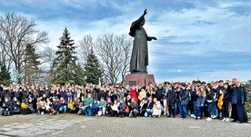 Abiturienci odprawili Drogę Krzyżową na wałach jasnogórskich i wysłuchali konferencji Dobromira „Maka” Makowskiego.