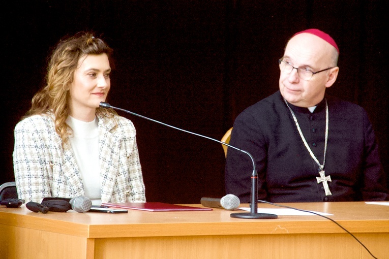 Wykład o komunikacji międzykulturowej wygłosiła dr Ewelina Mączka.