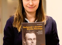 – Opublikowałam dwie książki dotyczące ochotnika do Auschwitz: „Duchowość i charakter Witolda Pileckiego”  oraz „Kto zdradził Witolda Pileckiego: nieznane fakty z ostatnich lat życia Rotmistrza”  – mówi dr Anna Mandrela.