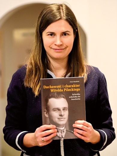 – Opublikowałam dwie książki dotyczące ochotnika do Auschwitz: „Duchowość i charakter Witolda Pileckiego”  oraz „Kto zdradził Witolda Pileckiego: nieznane fakty z ostatnich lat życia Rotmistrza”  – mówi dr Anna Mandrela.