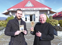 Damian Stawicki i ks. Kazimierz Hanzlik z relikwiami patrona od rzeczy zagubionych.