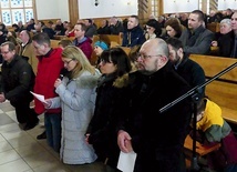 Małżonkowie z oazy rodzin podczas nabożeństwa Drogi Krzyżowej w koniakowskim kościele.
