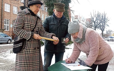 	Zbiórka podpisów na Starym Mieście w Elblągu.