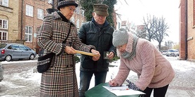 	Zbiórka podpisów na Starym Mieście w Elblągu.