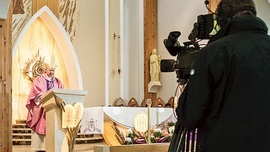 Dzięki transmisji w liturgii mogli duchowo uczestniczyć wierni  z całego świata.