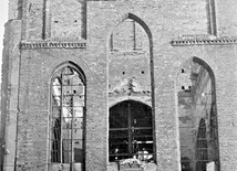 	27 marca 1945 r. czerwonoarmiści podłożyli ogień w kościele św. Józefa w Gdańsku, paląc żywcem ponad 100 wiernych (głównie kobiety, dzieci i starców). W wyniku pożaru zniszczone zostały dachy i sklepienia oraz prawie całe wyposażenie wnętrza.
