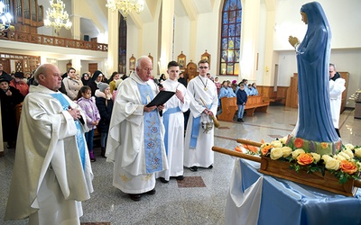 ▲	Poświęcenie feretronu z figurą Maryi.