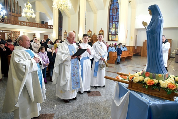 ▲	Poświęcenie feretronu z figurą Maryi.