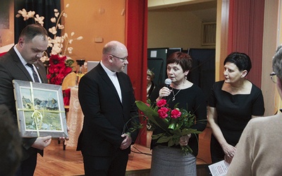 ▲	Za wkład w uczczenie 160. rocznicy powstania dziękowała kapłanowi m.in. burmistrz Marta Herduś.