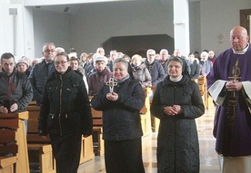 ▲	Doczesne szczątki świętej wniosły do świątyni jej współczesne córki duchowe.