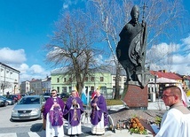 ▲	W Rawie Mazowieckiej pod pomnikiem papieża spotkali się proboszczowie i ludzie ze wszystkich miejskich parafii.