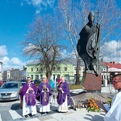 ▲	W Rawie Mazowieckiej pod pomnikiem papieża spotkali się proboszczowie i ludzie ze wszystkich miejskich parafii.