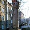 ▲	Rzeźba stoi w podwórzu między ul. Łowicką 51, Fałata 2 i Narbutta 82.