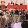 ▲	W archidiecezji wrocławskiej katechizuje prawie 800 nauczycieli świeckich, sióstr zakonnych i kapłanów.