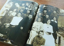 ►	Nauczyciele Szkoły Podstawowej nr 4 wraz z uczniami, rocznik 1925−1926.