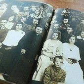 ►	Nauczyciele Szkoły Podstawowej nr 4 wraz z uczniami, rocznik 1925−1926.