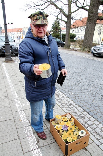 Dla wnuka przedwojennego policjanta z okolic Płocka to ważna cegiełka, którą może dołożyć, by wspomóc broniących się przed Rosją Ukraińców.