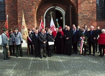 Uczestnicy uroczystości przed kościołem farnym.