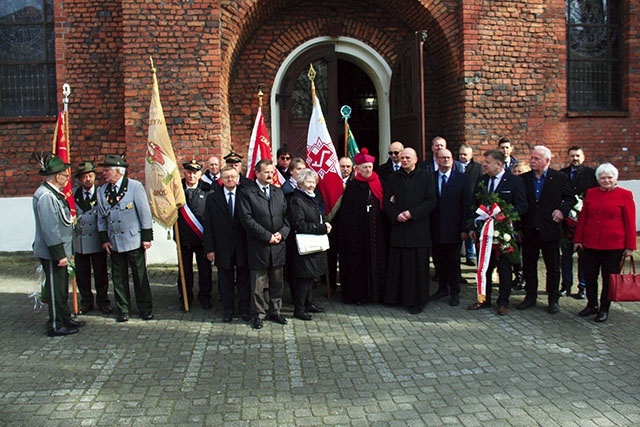 Uczestnicy uroczystości przed kościołem farnym.