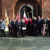 Uczestnicy uroczystości przed kościołem farnym.