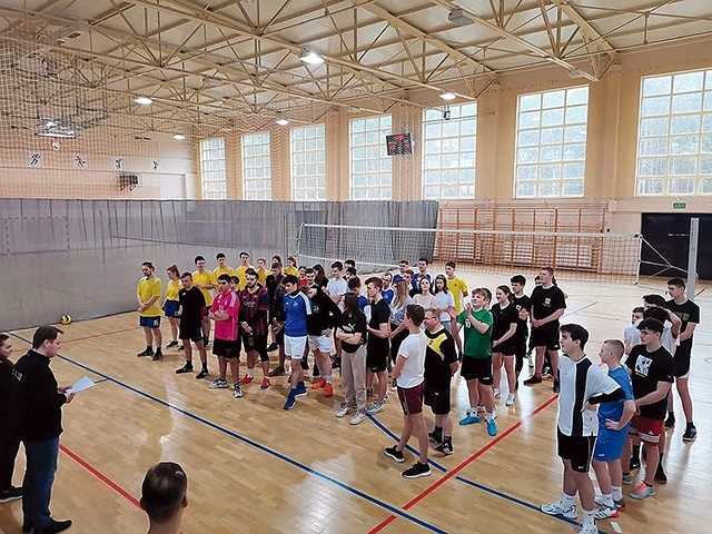 Rozgrywki odbyły się w hali miejscowej szkoły.