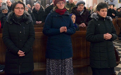 Bezhabitowe zakonnice na Mszy św. w opoczyńskiej kolegiacie. Od lewej: s. Joanna Ksyta, s. Małgorzata Kobylarz i s. Beata Kępka. 