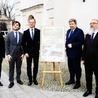 Przed katedrą łowicką odbyła się konferencja prasowa poświęcona projektowi "Z operą przez łódzkie".