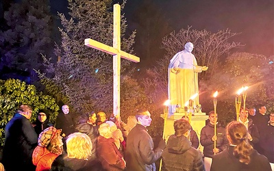 Czechowicka modlitwa zakończyła się pod pomnikiem św. Jana Pawła II.