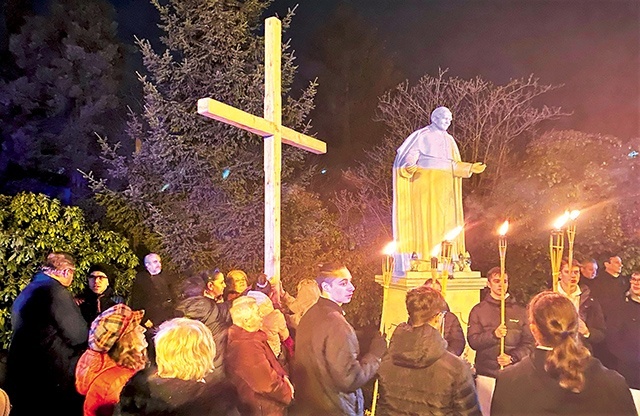 Czechowicka modlitwa zakończyła się pod pomnikiem św. Jana Pawła II.