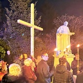 Czechowicka modlitwa zakończyła się pod pomnikiem św. Jana Pawła II.