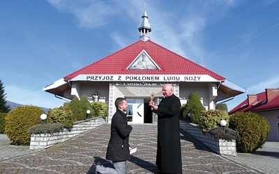 Ks. Kazimierz Hanzlik pobłogosławił pątnika relikwiami św. Antoniego.