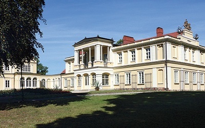 Dawna posiadłość Sierakowskich w Waplewie Wielkim, dziś znajduje się w niej Muzeum Tradycji Szlacheckiej. 