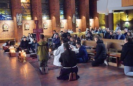 Modlitwa przy krzyżu w ramach dekanalnych spotkań młodzieży „misja:10”.