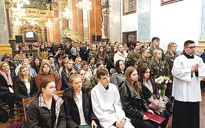 ▲	To spotkanie, w którym młodzież nie jest tylko biernym uczestnikiem, ale aktywnie włącza się w przeżywanie liturgii.