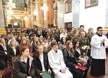 ▲	To spotkanie, w którym młodzież nie jest tylko biernym uczestnikiem, ale aktywnie włącza się w przeżywanie liturgii.