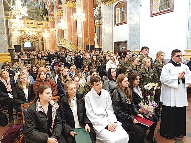 ▲	To spotkanie, w którym młodzież nie jest tylko biernym uczestnikiem, ale aktywnie włącza się w przeżywanie liturgii.