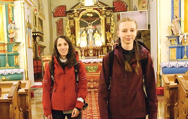 Przed wyjściem w trasę. Gabriela Wolak (liderka rejonu Trzciana EDK) i Aneta Dyrdał.