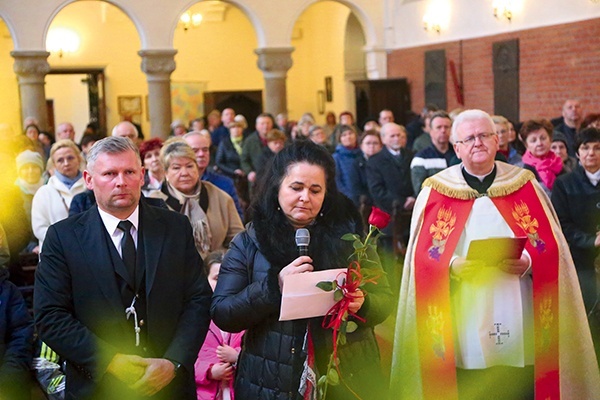 Powitanie figury. W imieniu rodzin przemawia Dorota Augustyn.