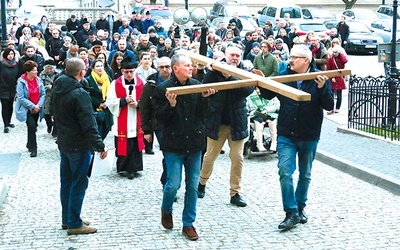 	Modlitewne wsparcie nadużywających alkoholu w walce z nałogiem przynosi wielkie owoce.