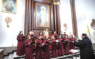 Niebiańsko piękny śpiew to efekt wielogodzinnych prób.