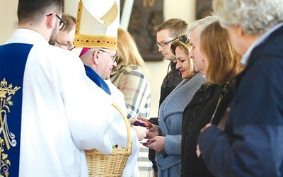 	Akt duchowej adopcji dziecka poczętego zakończyło wręczenie symbolicznych bucików.