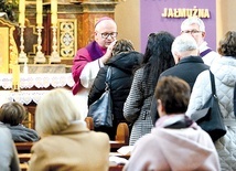 Biskup udzielał indywidualnego błogosławieństwa.