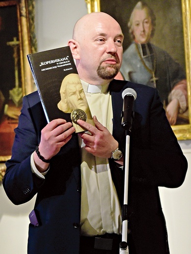 Dyrektor muzeum ks. dr Zbigniew Czernik zaprezentował publikację.