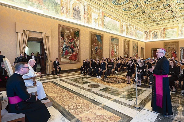 ▲	Spotkanie z papieżem Franciszkiem odbyło się w watykańskiej Sali Klementyńskiej.