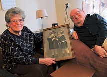 ▲	Bliźnięta Helena i Konrad ze swoim zdjęciem sprzed ponad 80 lat.